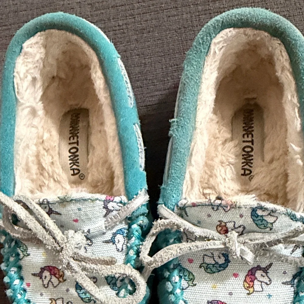 Minnetonka Kids' Teal and White Moccasins